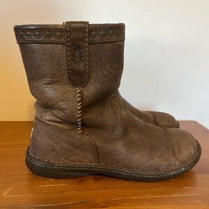 UGG Women’s 10 Style 1674 Southwestern Sun Leather Sheepskin Boots